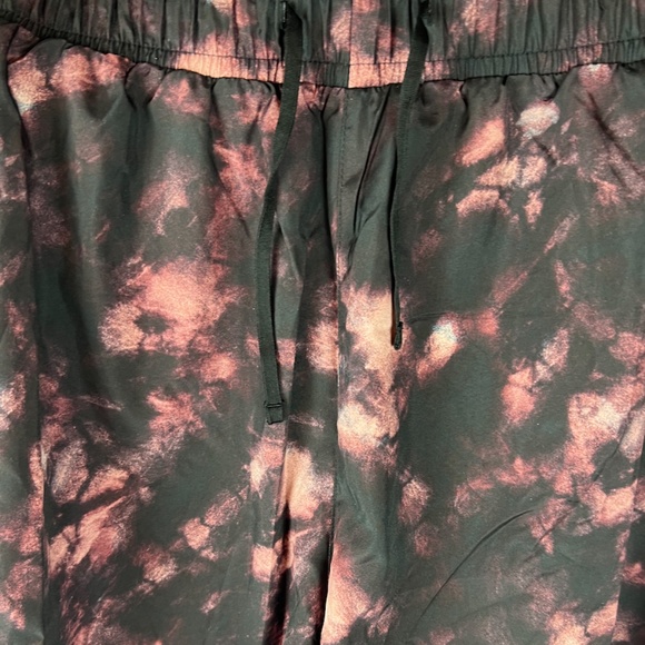 NWT: old navy Dolphin-Hem Run Shorts for Women (4X) - Picture 6 of 14